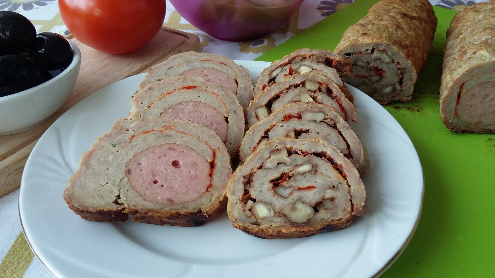 Rulada de carne tocata cu dulceata de ardei iute si carnati