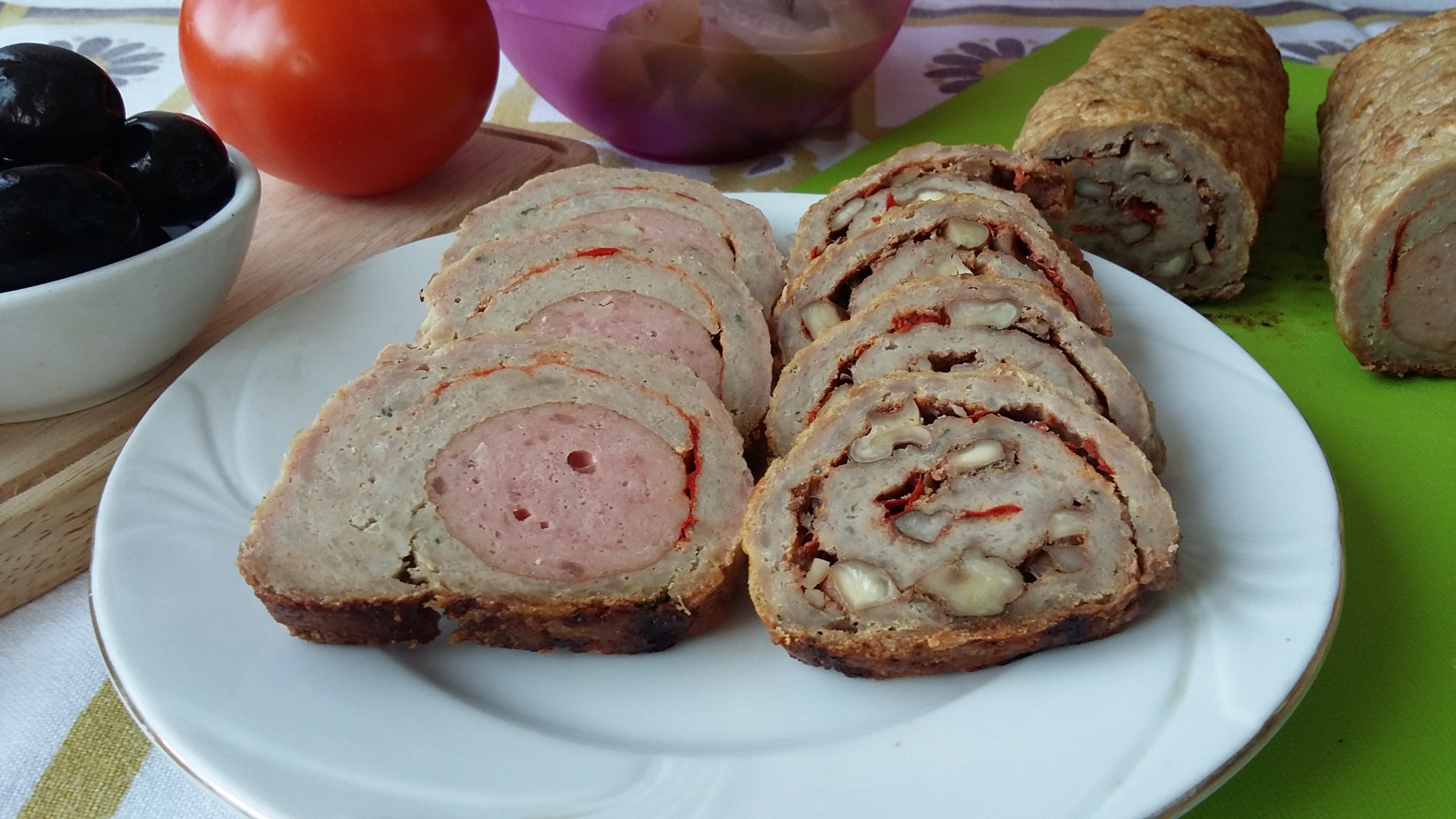 Rulada de carne tocata cu dulceata de ardei iute si carnati