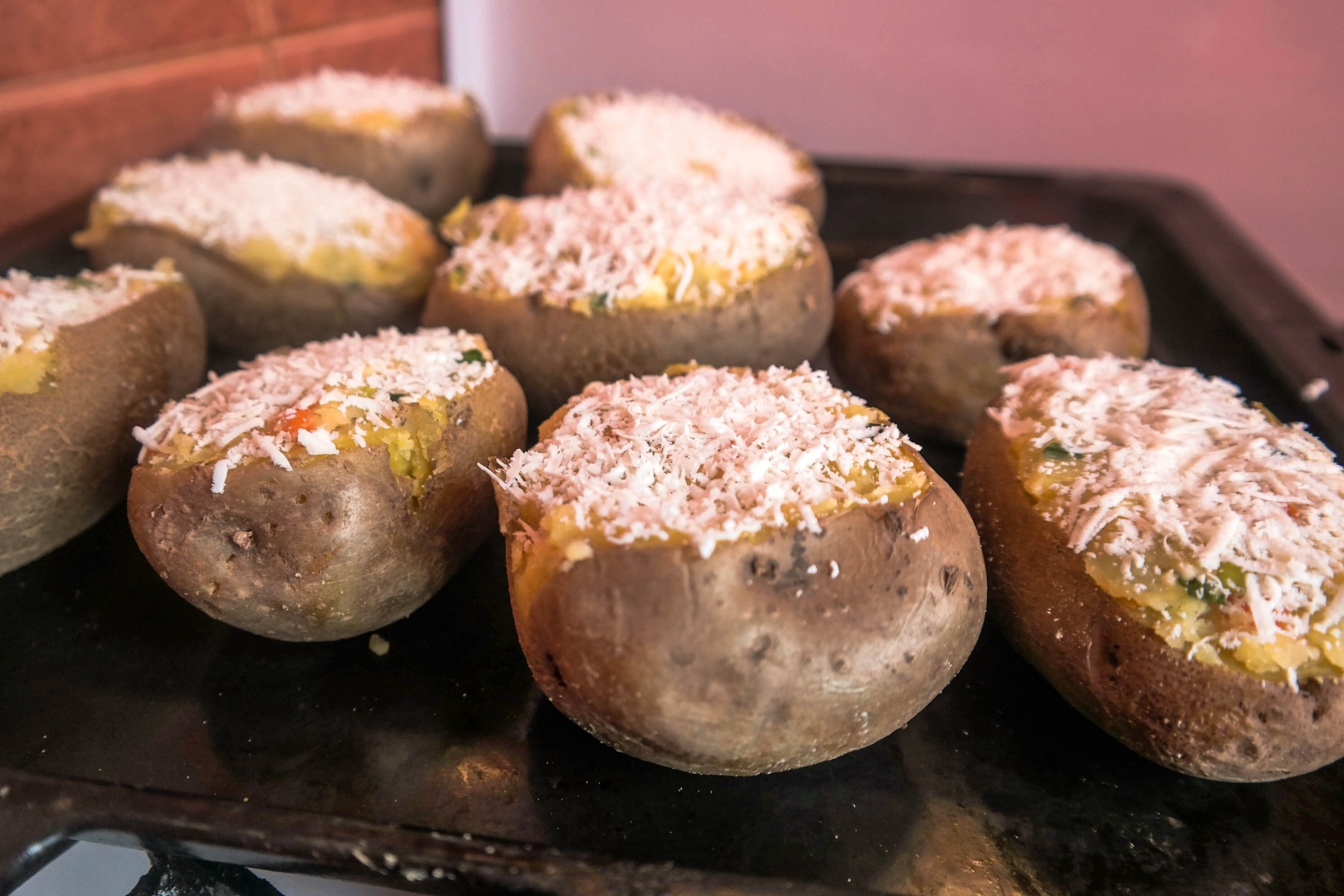 Cartofi umpluti cu carne tocata de peste