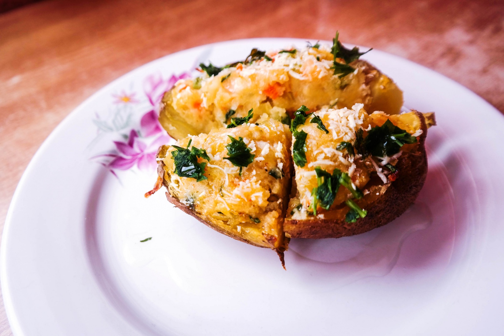 Cartofi umpluti cu carne tocata de peste