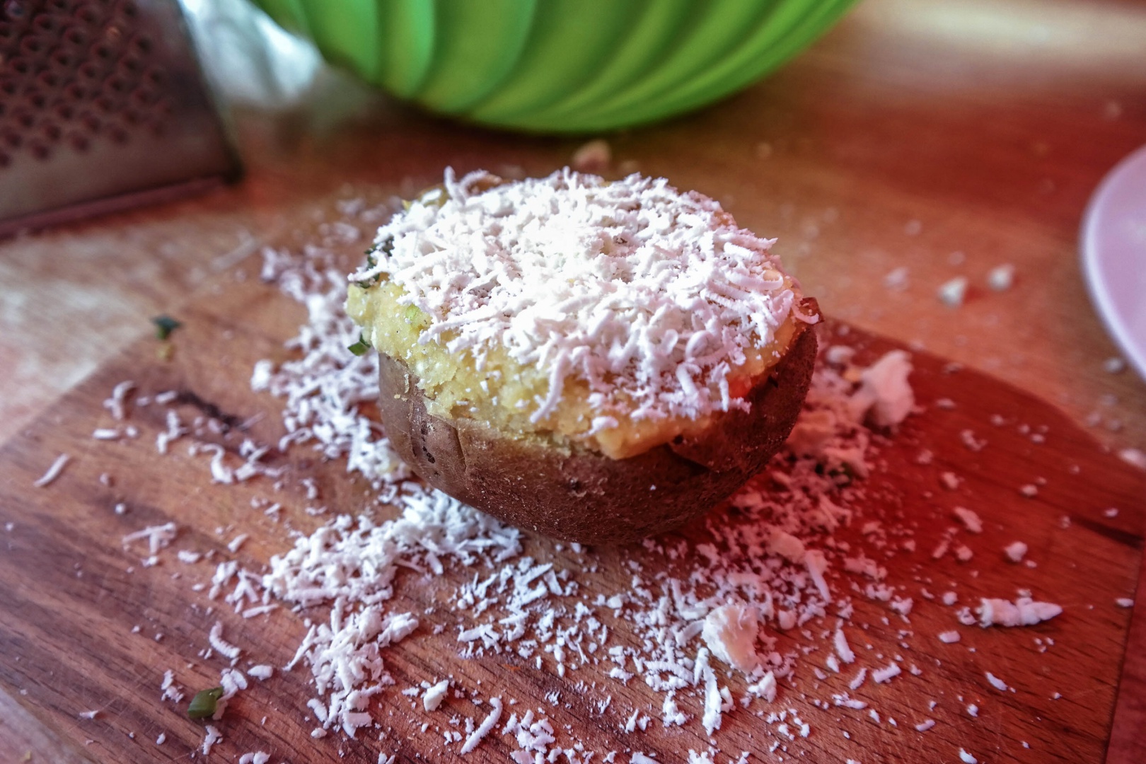 Cartofi umpluti cu carne tocata de peste