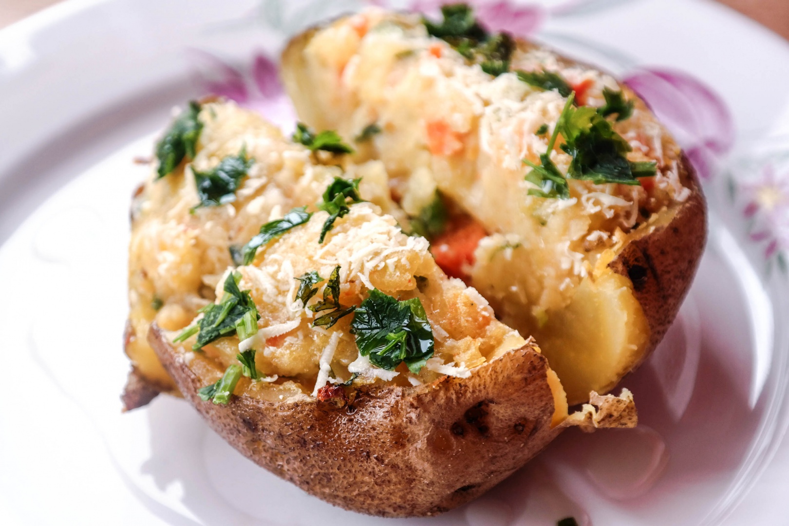 Cartofi umpluti cu carne tocata de peste