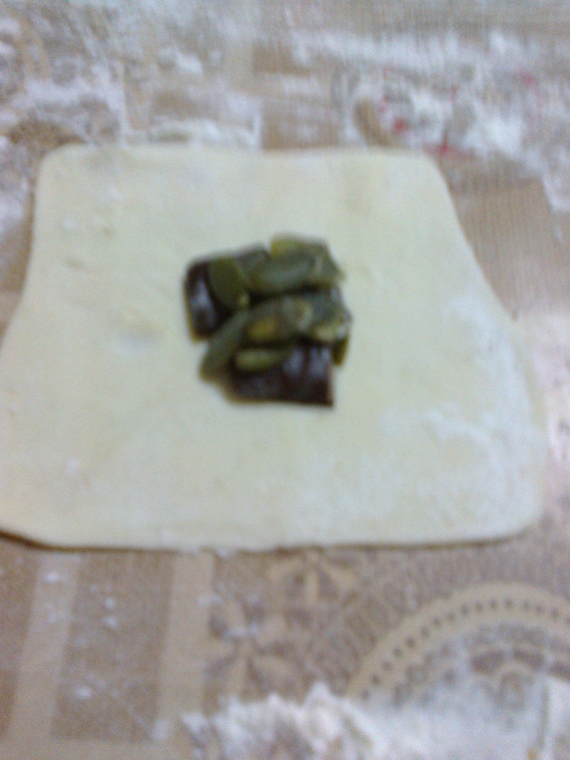 Traistute dulci umplute cu ciocolata cu menta si seminte de dovleac