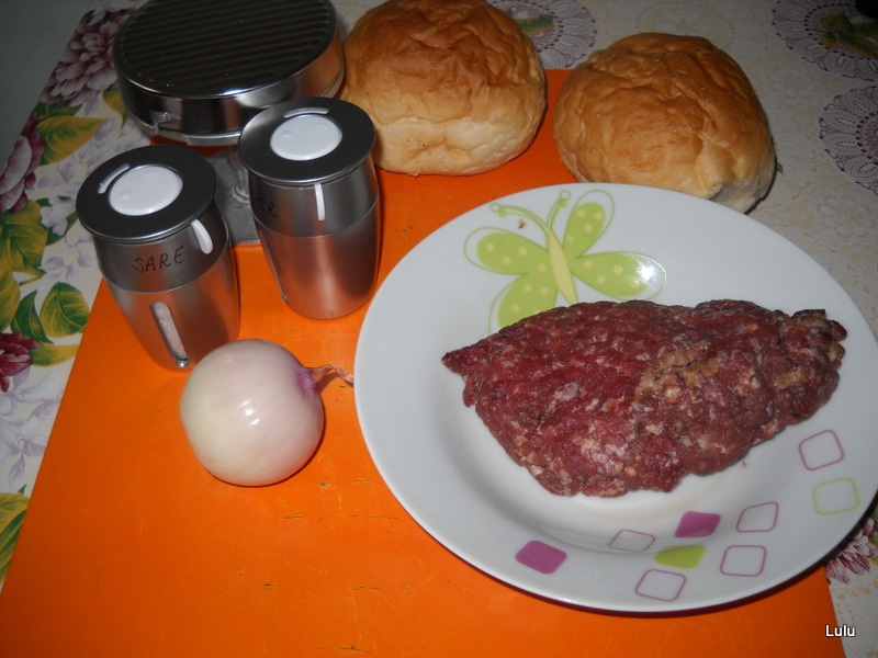 Mic dejun cu hamburgher