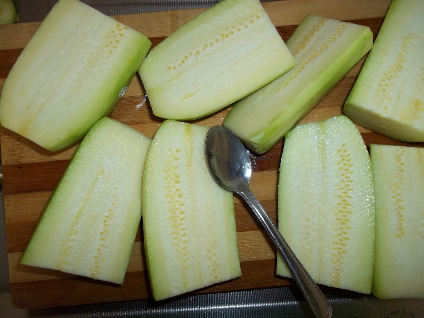 Dovlecei umpluti cu carne tocata si orez. Cea mai simpla si gustoasa reteta