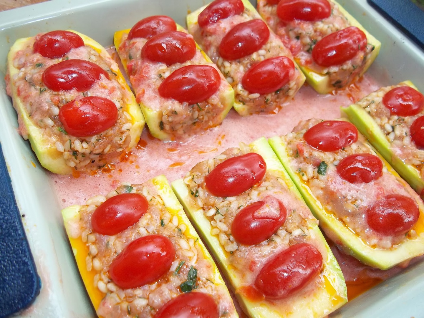 Dovlecei umpluti cu carne tocata si orez. Cea mai simpla si gustoasa reteta