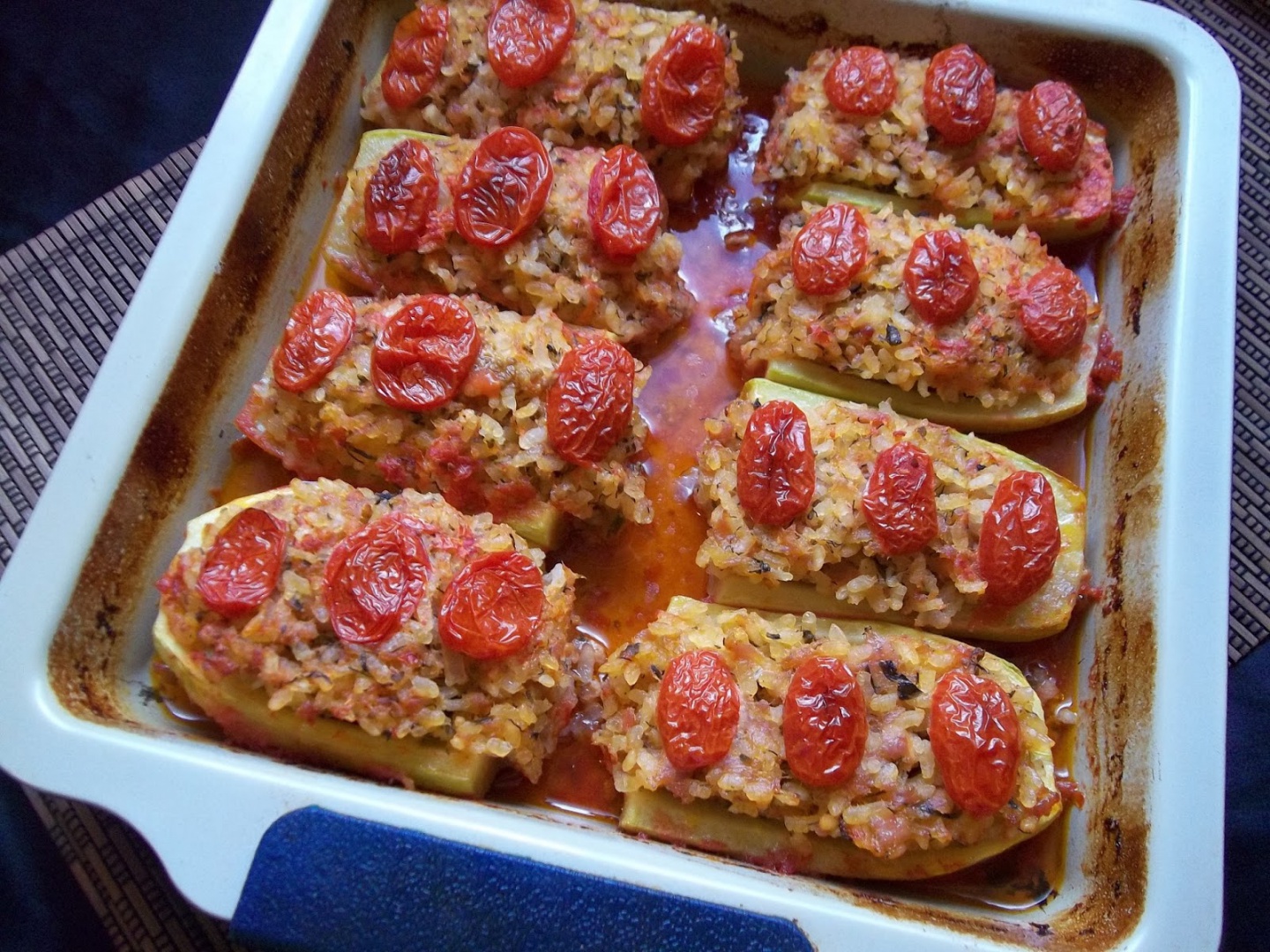 Dovlecei umpluti cu carne tocata si orez. Cea mai simpla si gustoasa reteta