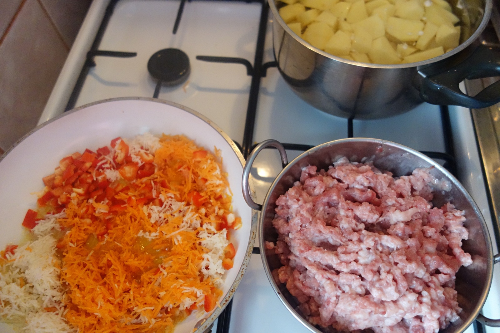 Musaca cu carne de curcan si oua de prepelita