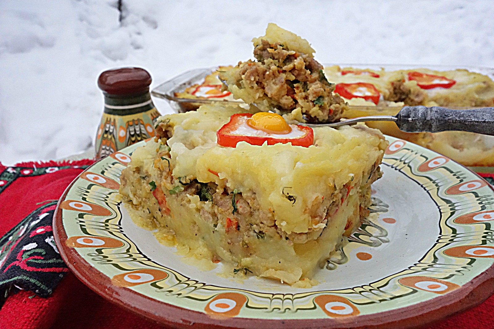 Musaca cu carne de curcan si oua de prepelita