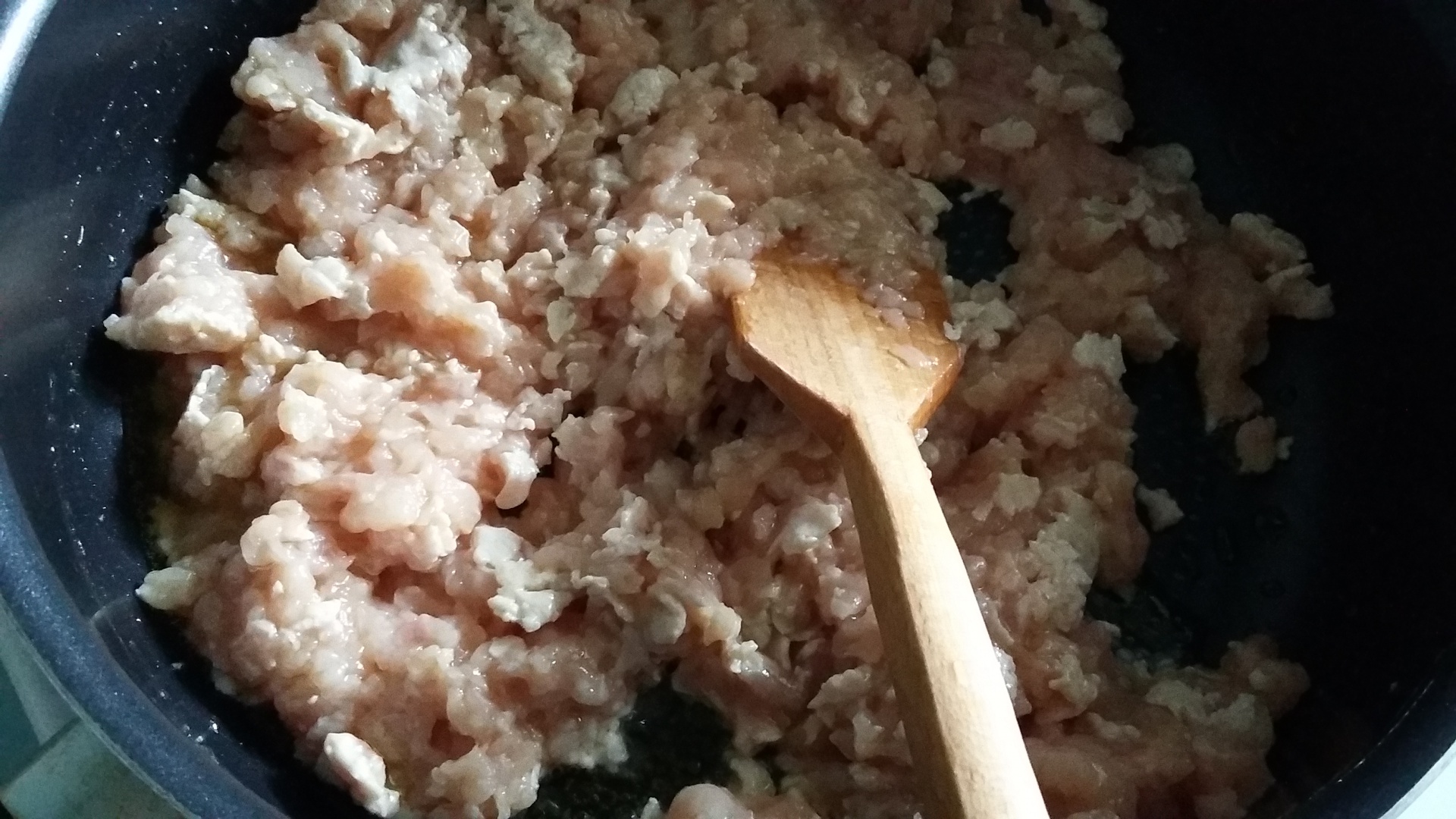 Paste cu carne tocata si sos de rosii