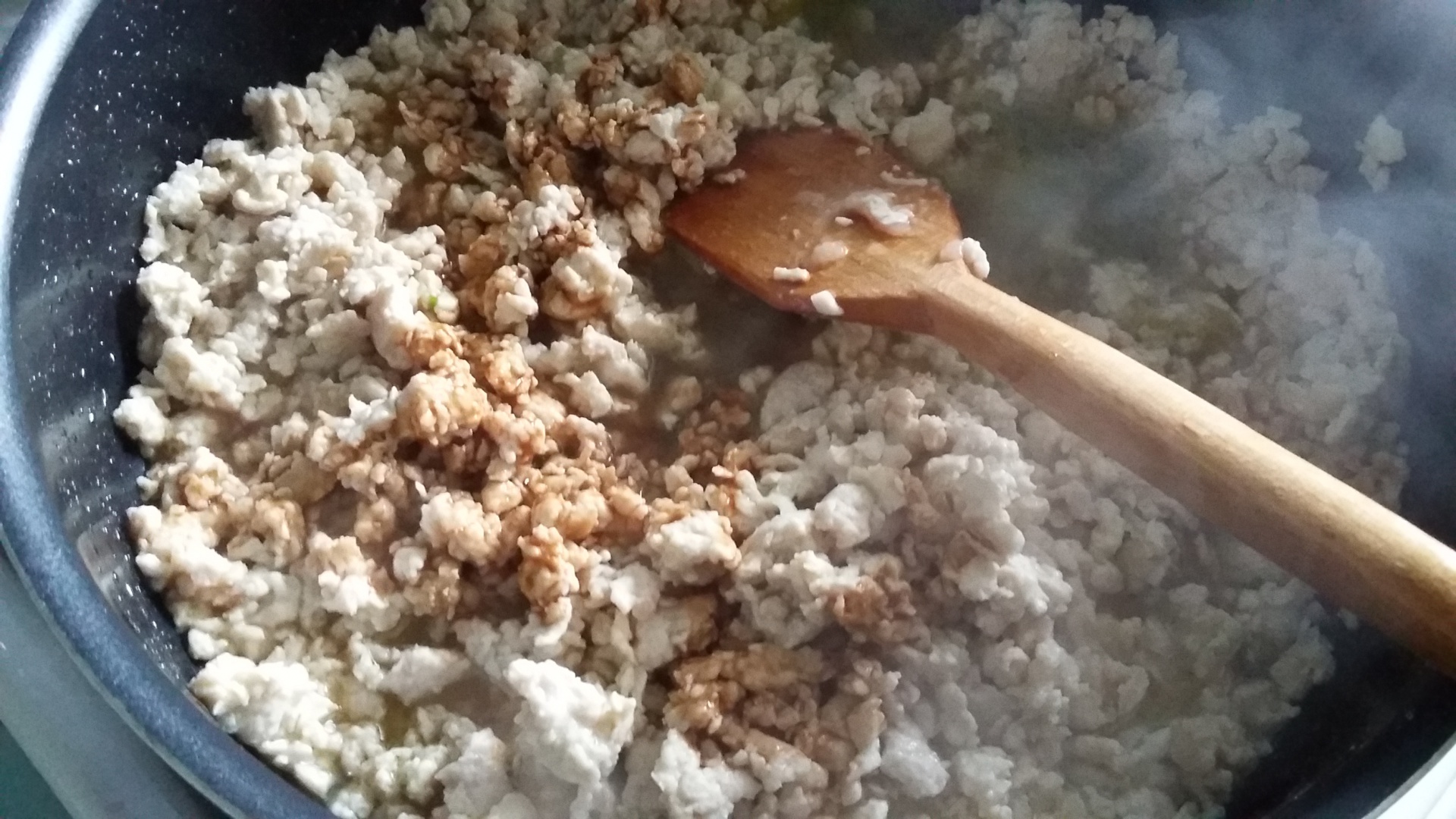 Paste cu carne tocata si sos de rosii