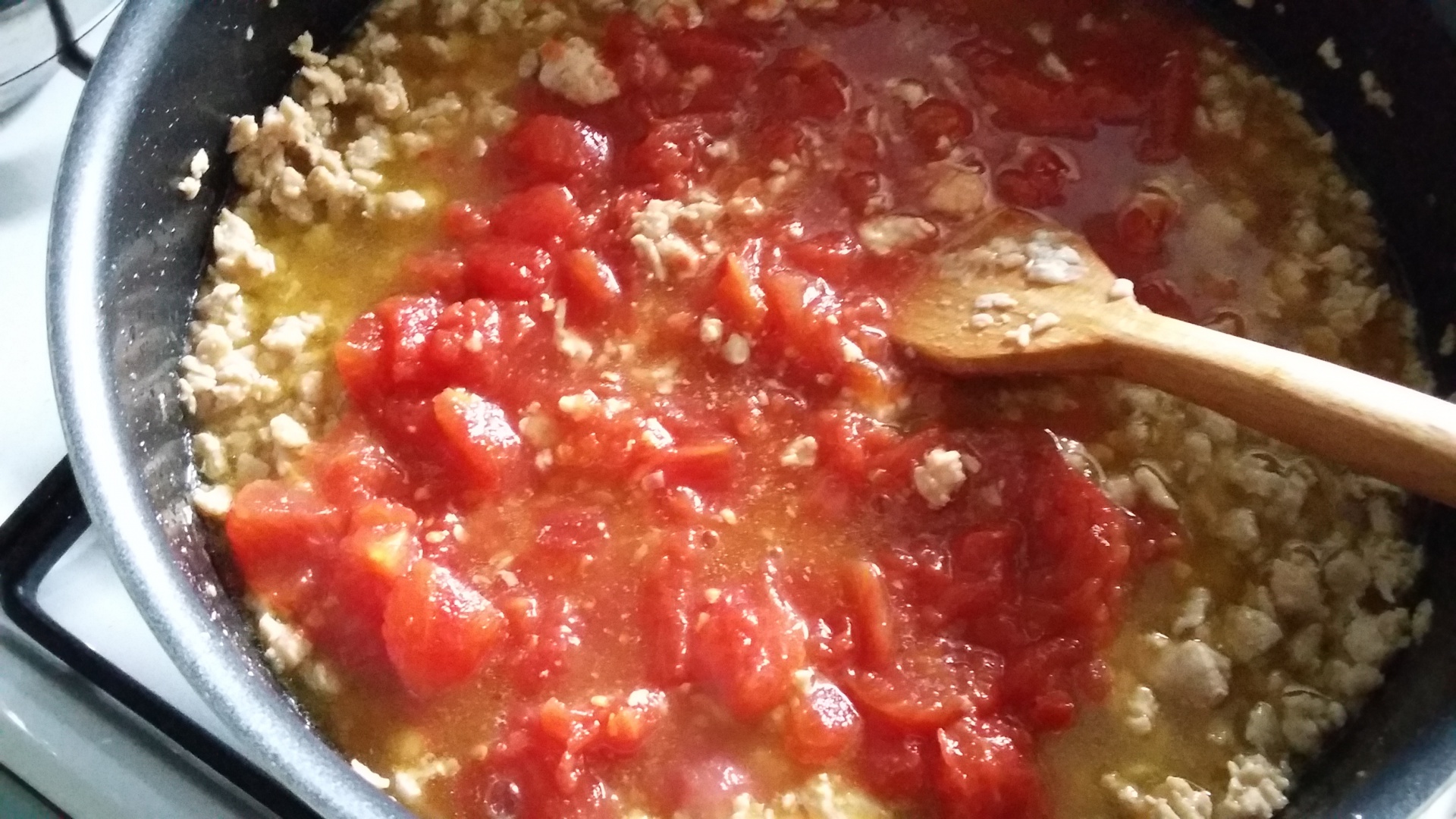 Paste cu carne tocata si sos de rosii