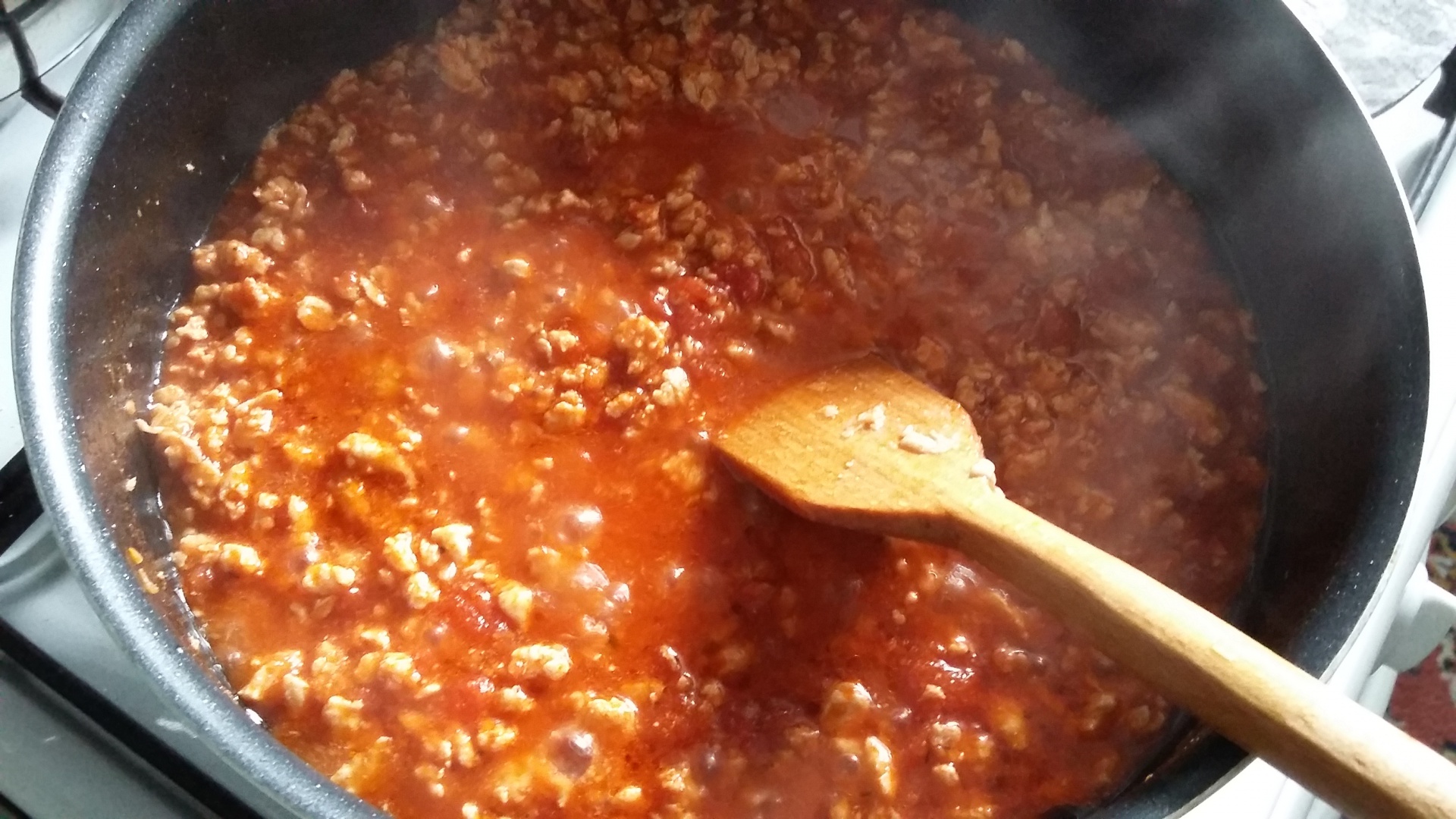 Paste cu carne tocata si sos de rosii