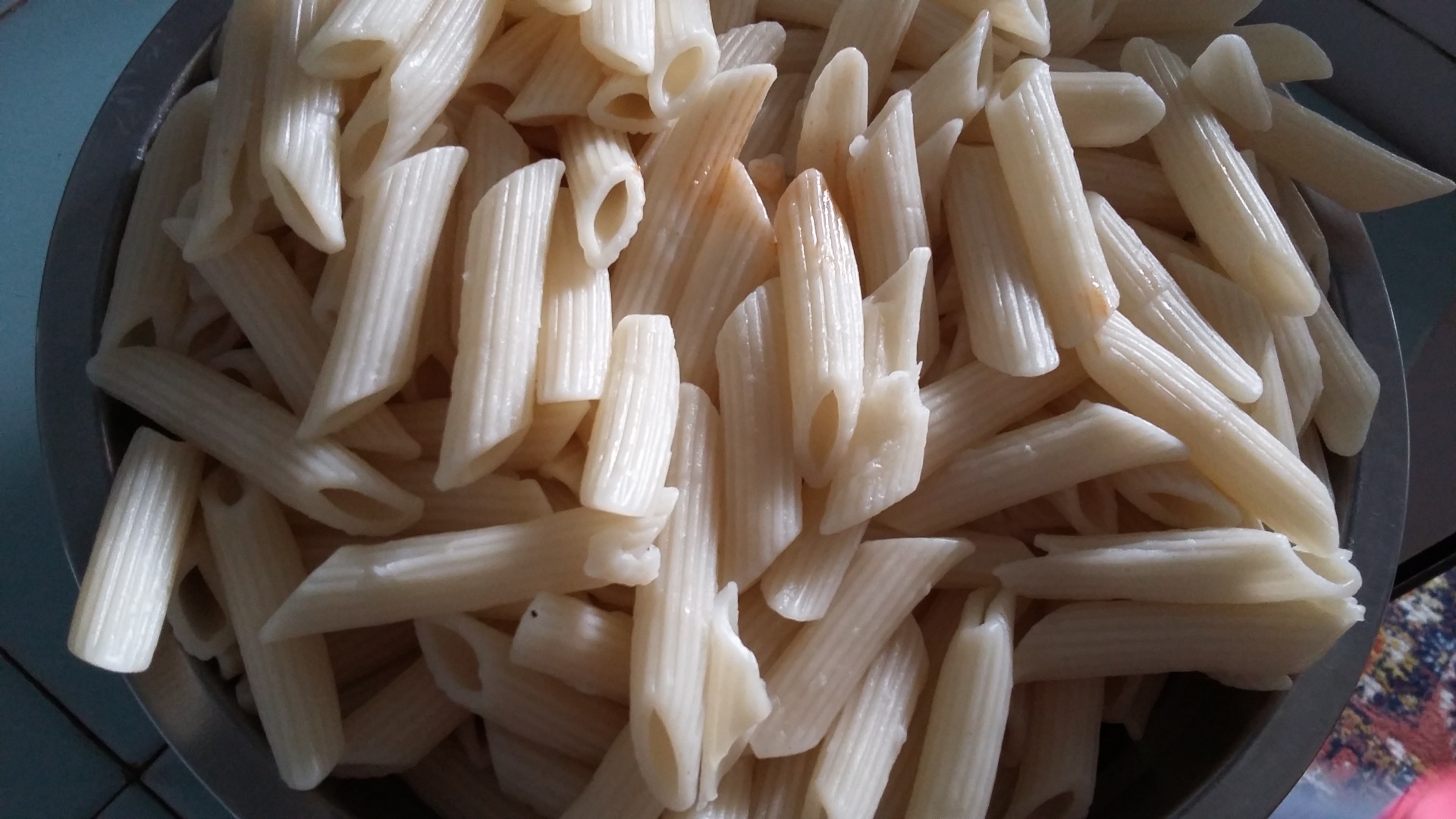 Paste cu carne tocata si sos de rosii