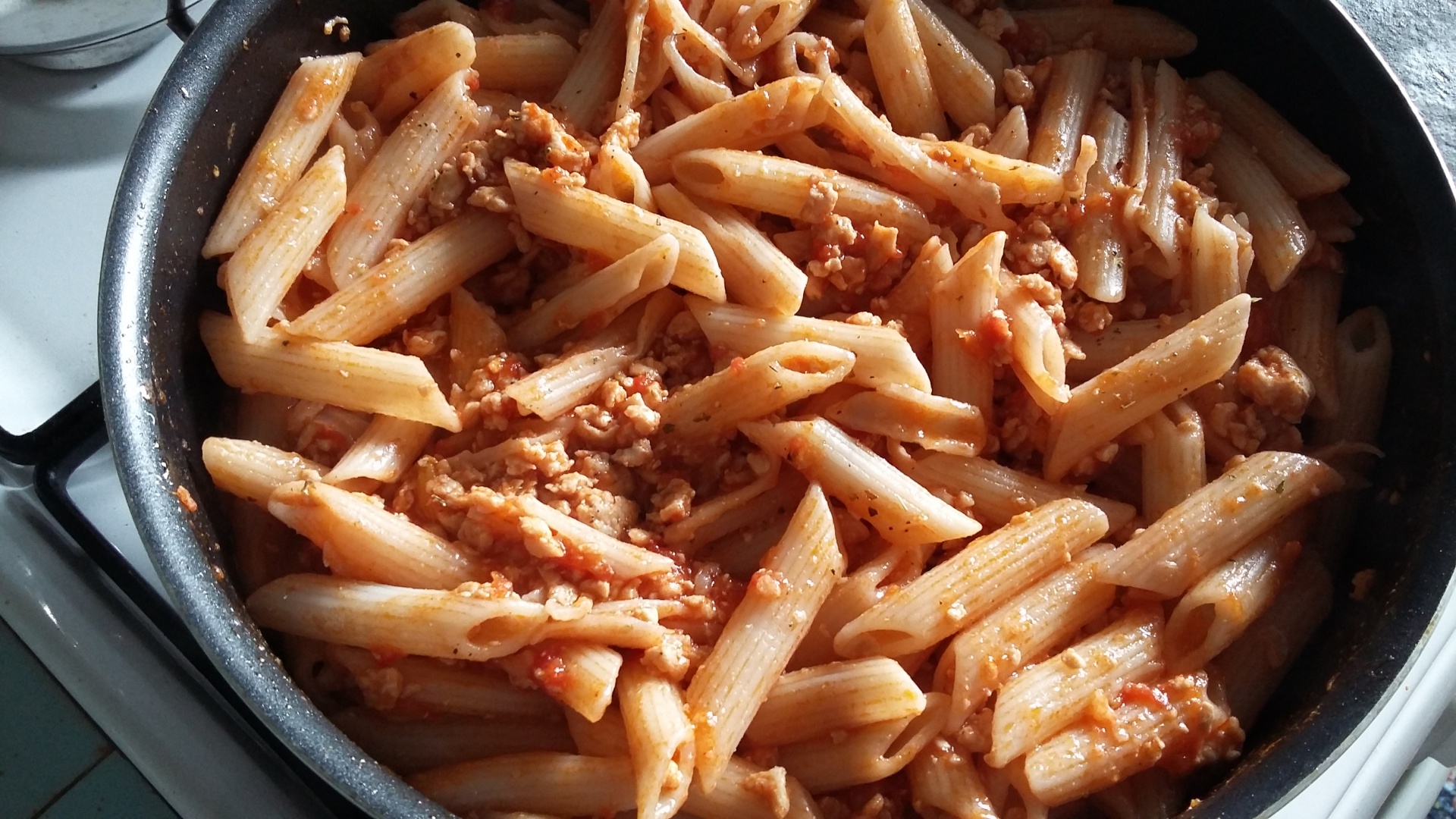 Paste cu carne tocata si sos de rosii