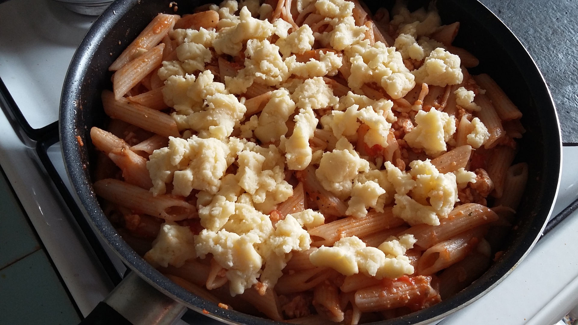 Paste cu carne tocata si sos de rosii