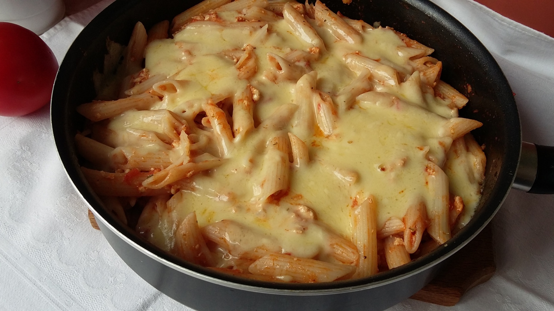 Paste cu carne tocata si sos de rosii