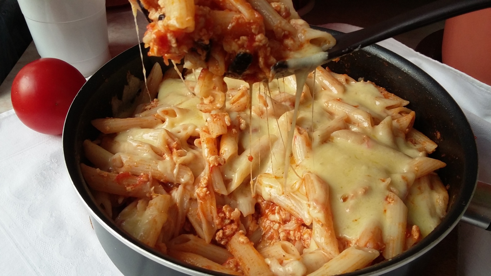 Paste cu carne tocata si sos de rosii