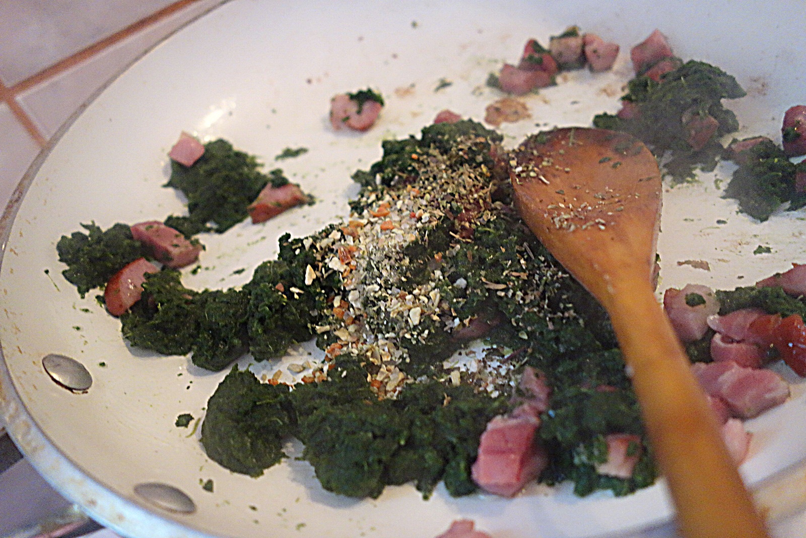 Cartofi umpluti cu piure de spanac si carne tocata