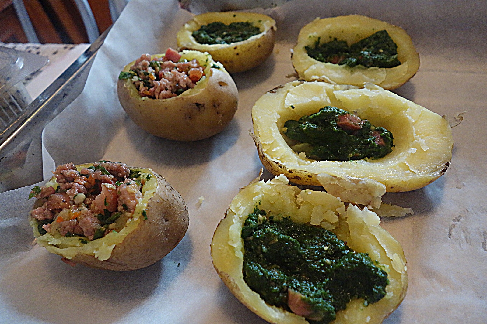 Cartofi umpluti cu piure de spanac si carne tocata