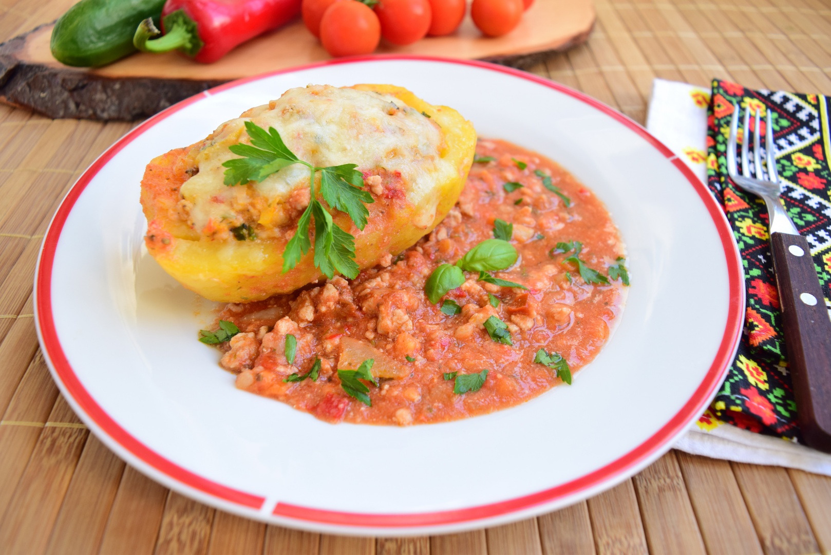 Cartofi umpluti cu carne tocata, in sos de rosii