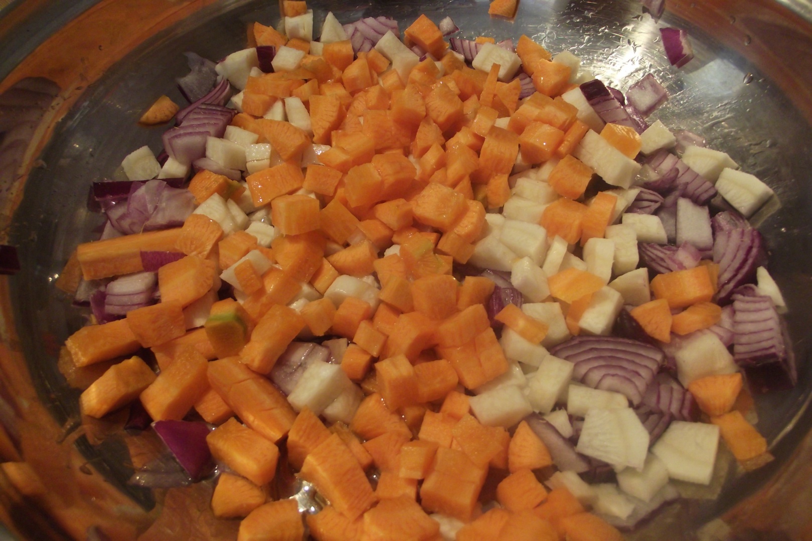 Cartofi umpluti cu carne tocata, in sos de rosii