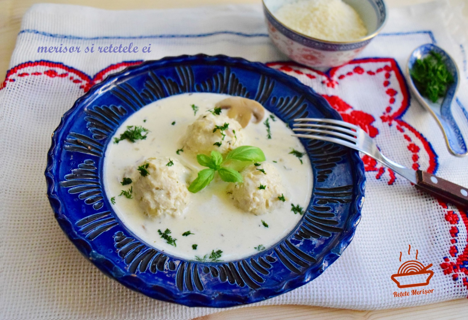 Perisoare de pui in sos alb de branzeturi