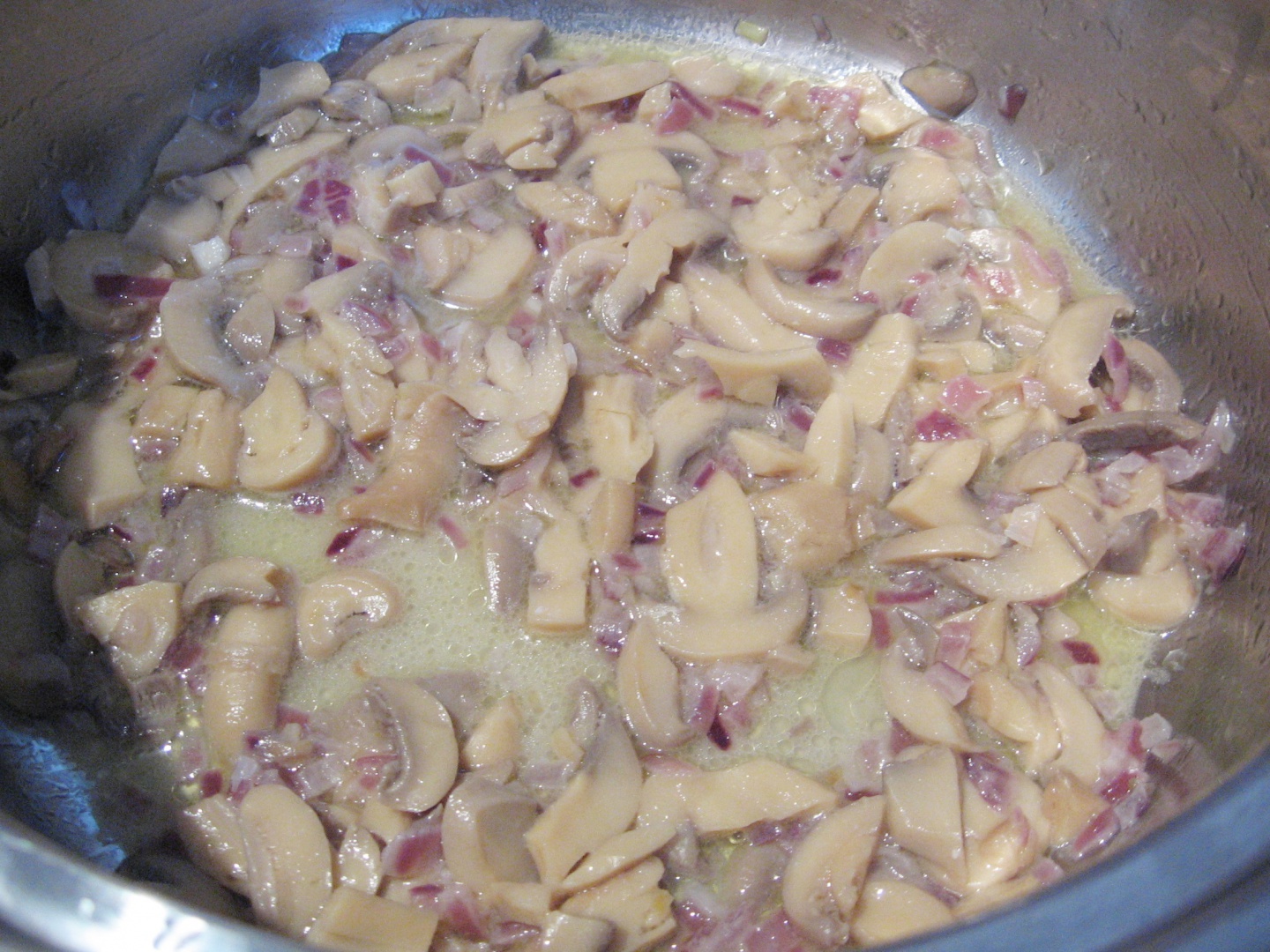 Perisoare de pui in sos alb de branzeturi