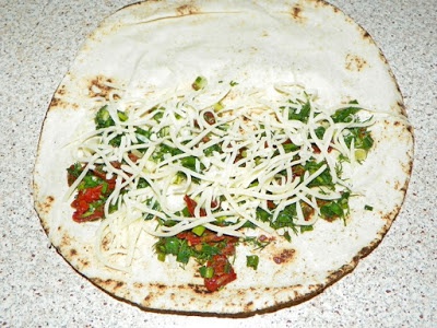 Rulouri din lipie umplute