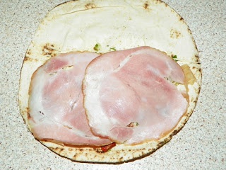 Rulouri din lipie umplute