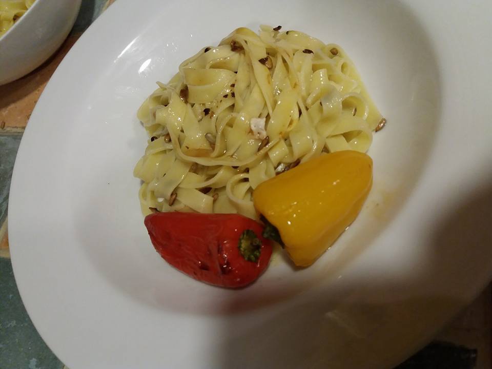 Chilli Biftec, tagliatelle cu seminte de floarea soarelui si ulei de masline si jus din vin rosu