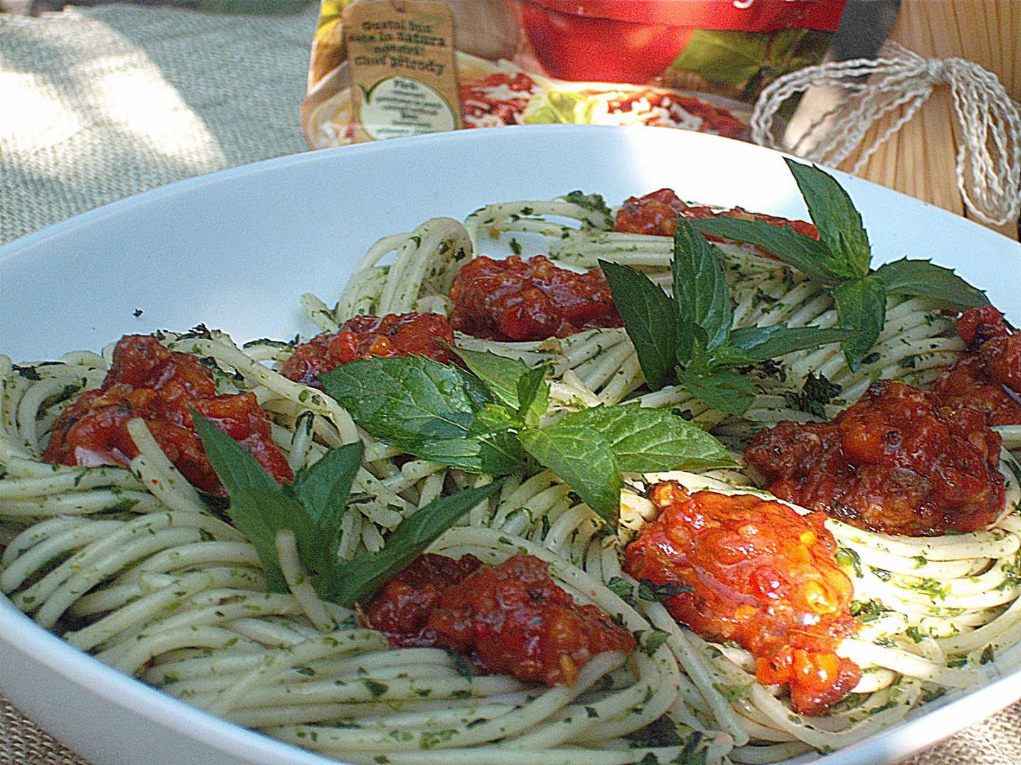 Spaghete bolognese cu sos de spanac si menta