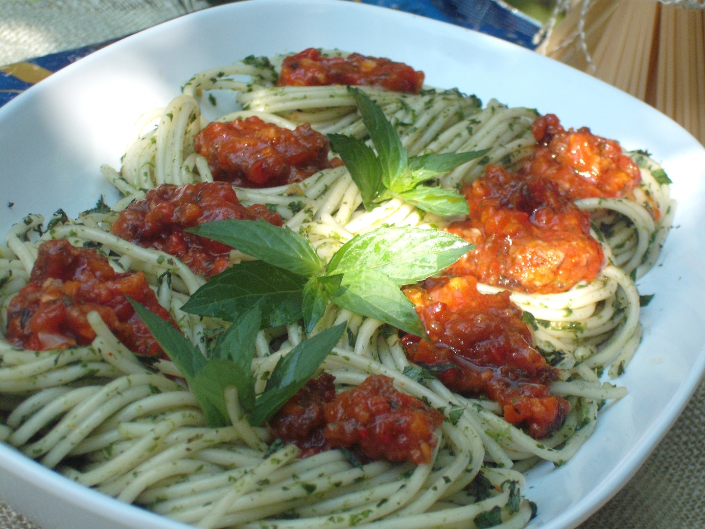 Spaghete bolognese cu sos de spanac si menta