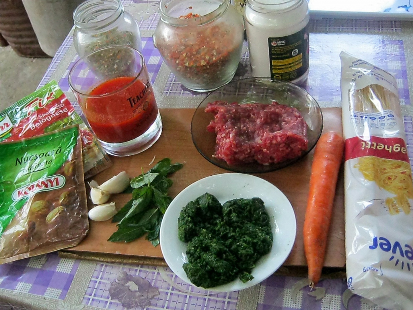 Spaghete bolognese cu sos de spanac si menta