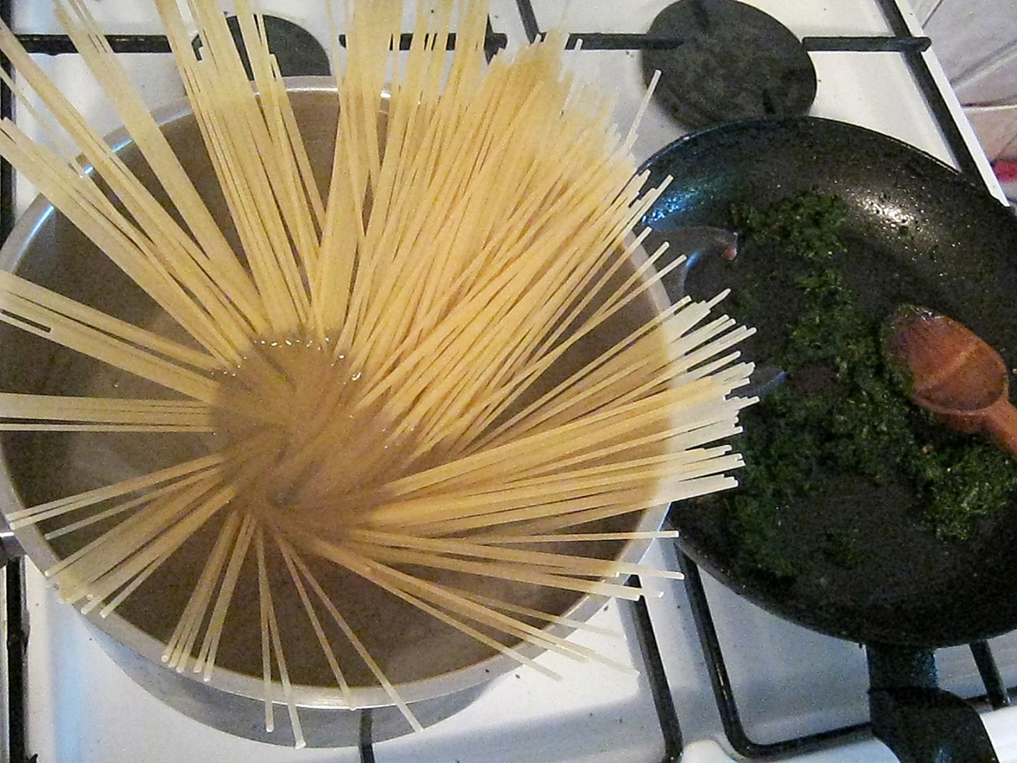 Spaghete bolognese cu sos de spanac si menta