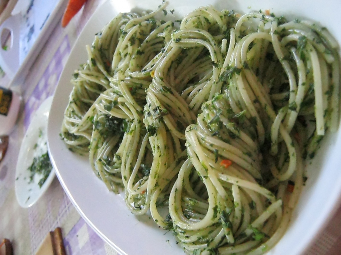 Spaghete bolognese cu sos de spanac si menta