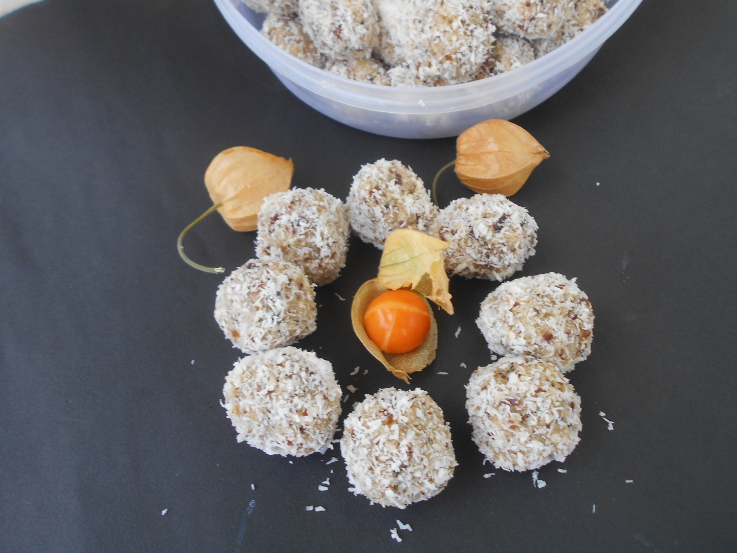 Bomboane raw cu quinoa si cocos