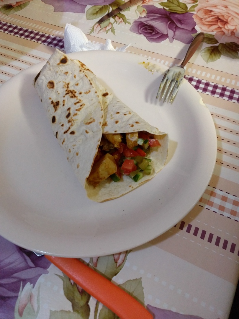 Shaorma cu tortilla si salata