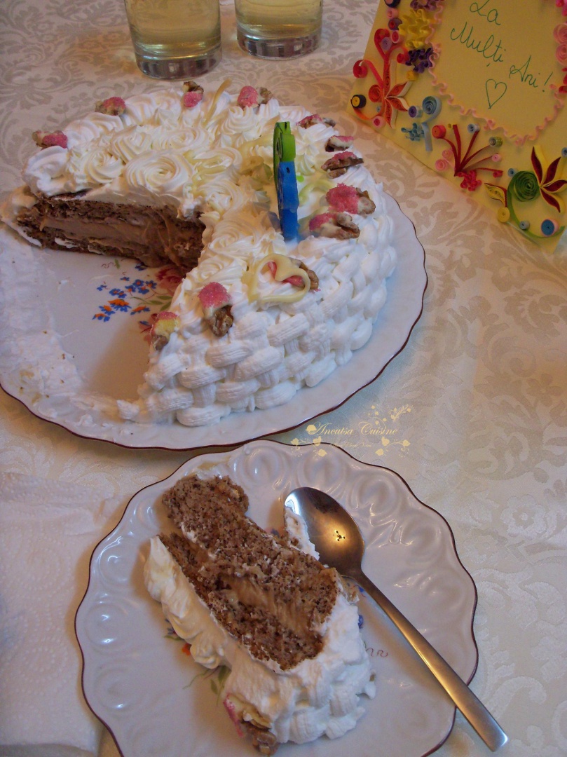 Tort cu nuca, ness si ciocolata alba
