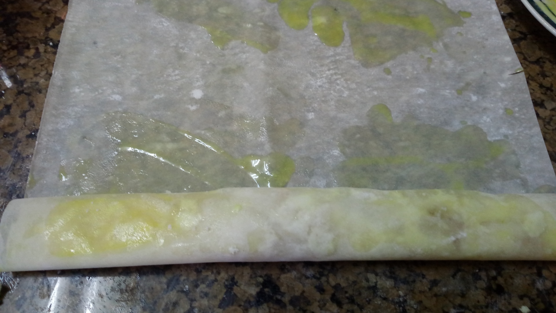 Kulaj -rulouri cu nuca si branza insiropate