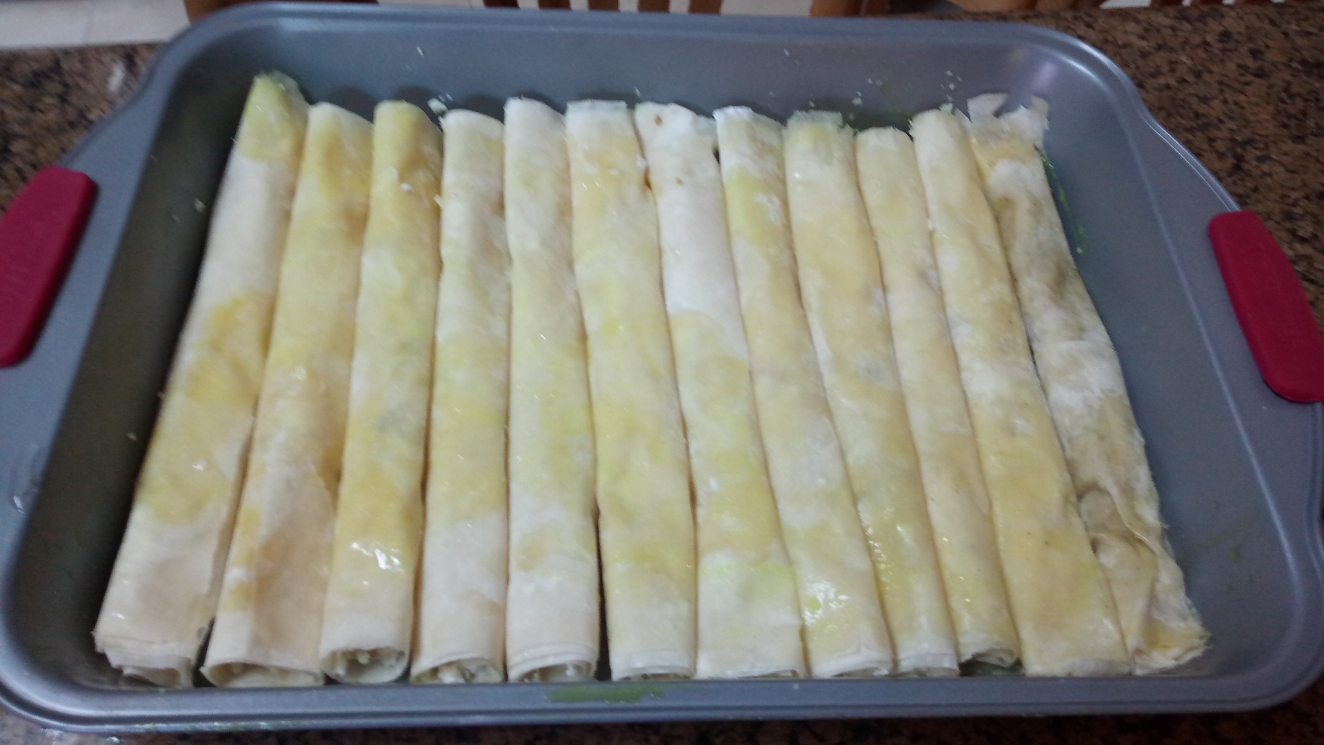 Kulaj -rulouri cu nuca si branza insiropate