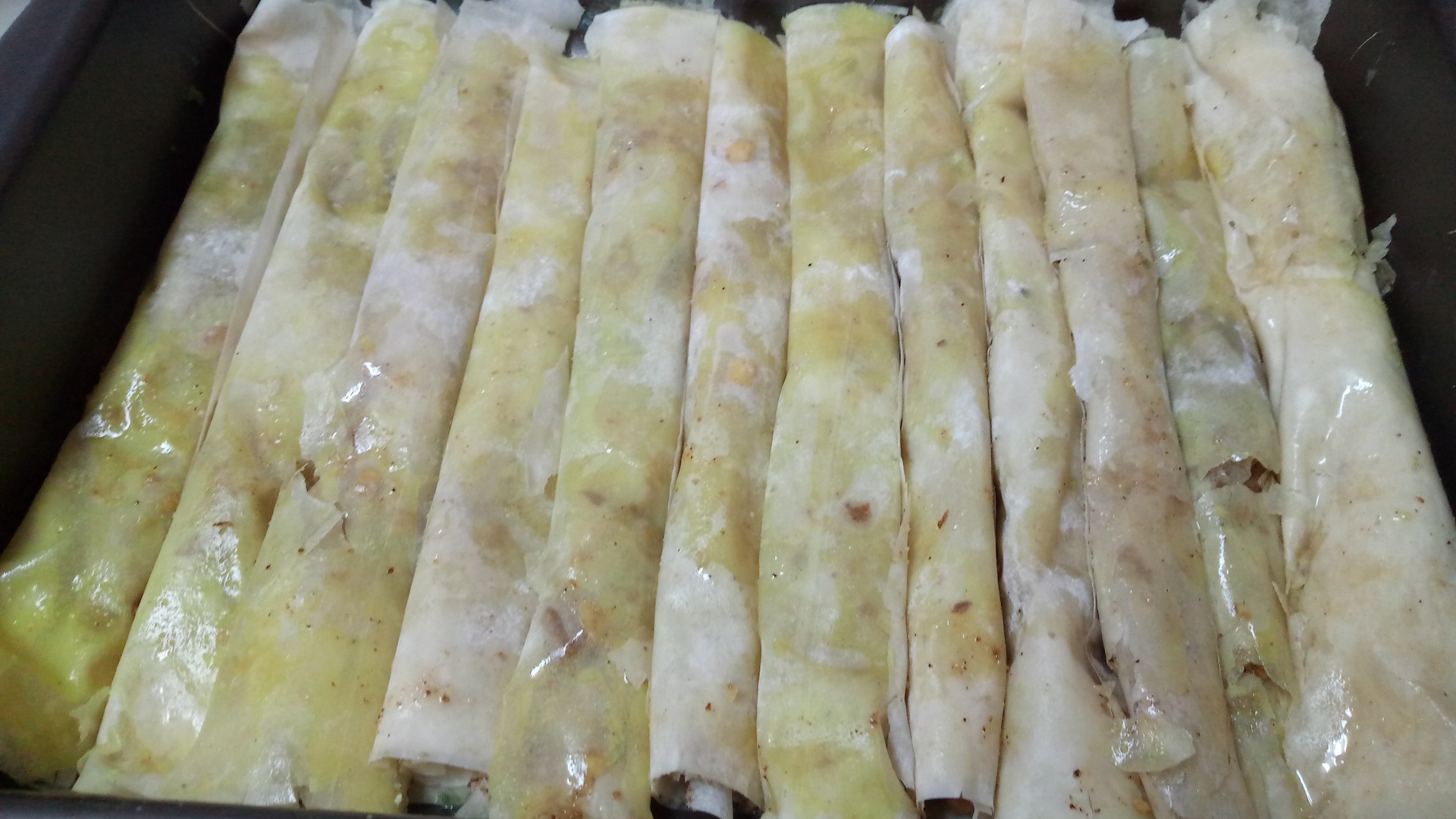 Kulaj -rulouri cu nuca si branza insiropate