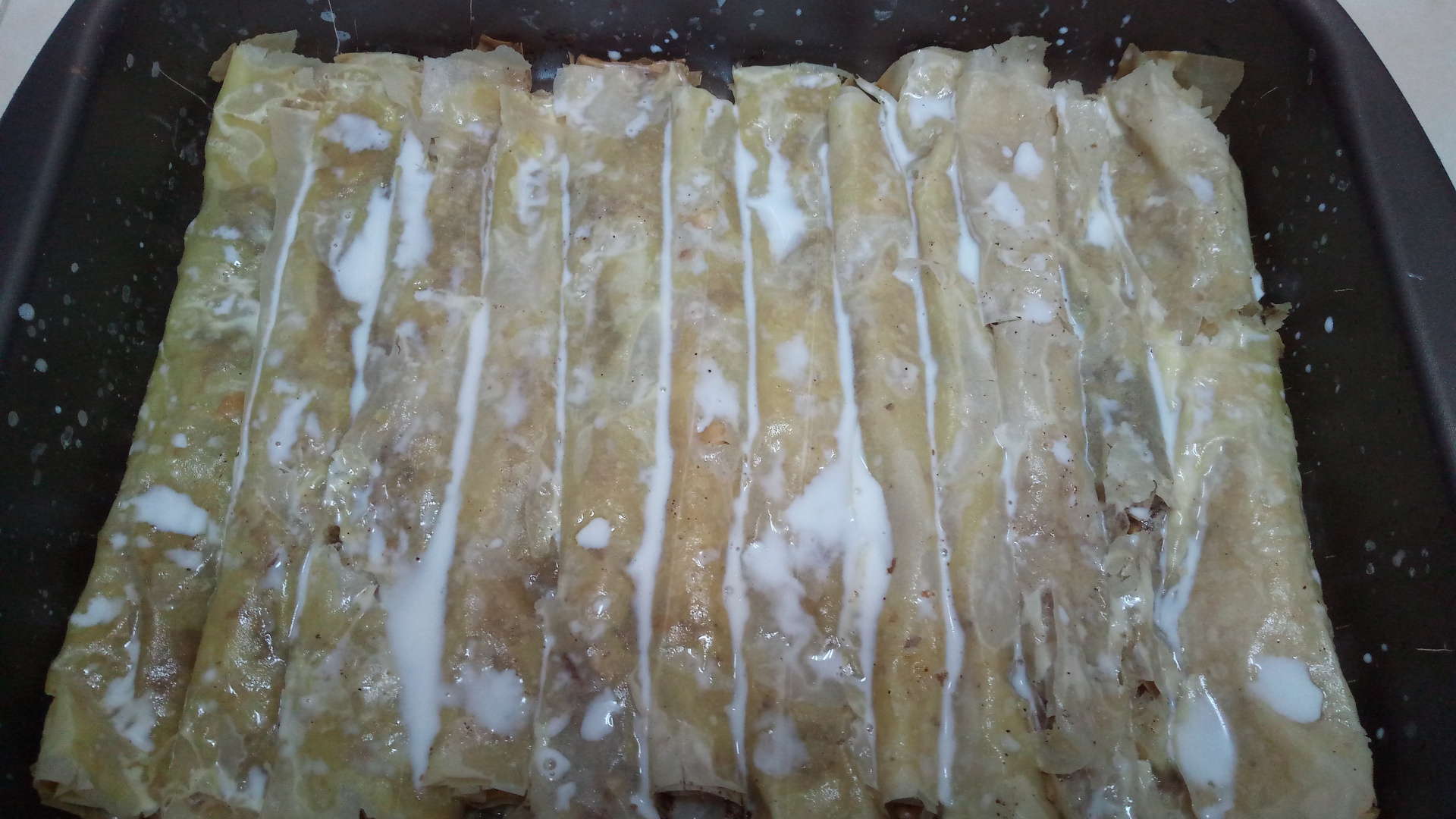 Kulaj -rulouri cu nuca si branza insiropate