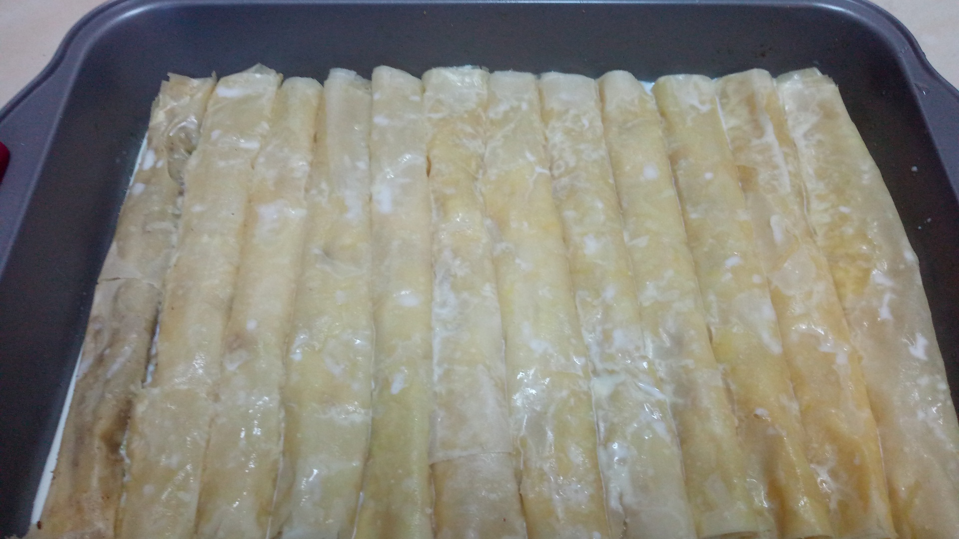 Kulaj -rulouri cu nuca si branza insiropate