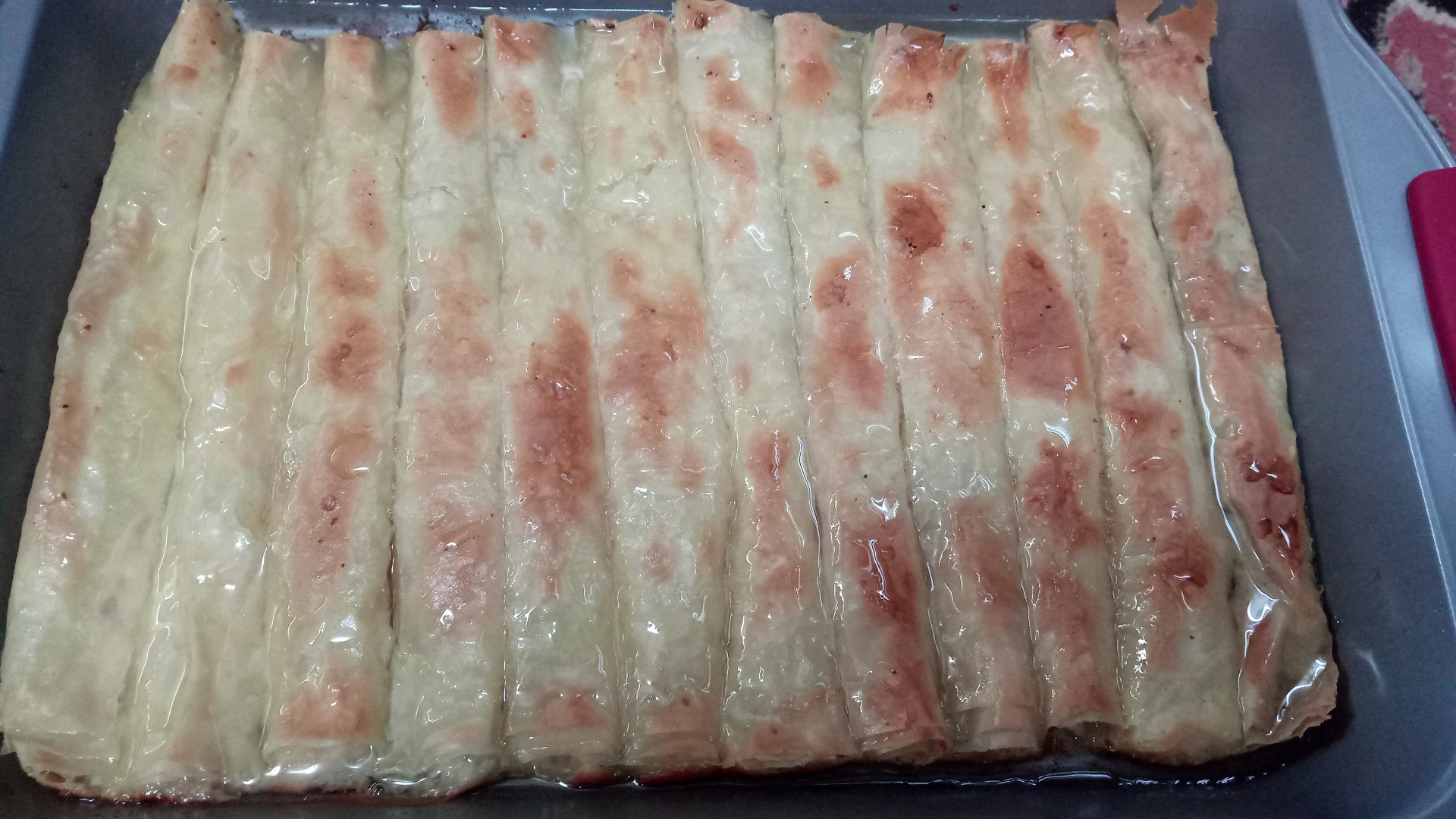 Kulaj -rulouri cu nuca si branza insiropate