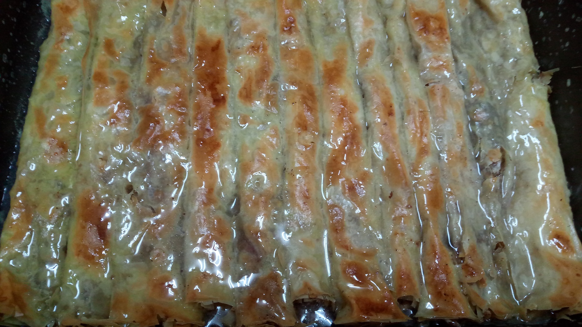 Kulaj -rulouri cu nuca si branza insiropate