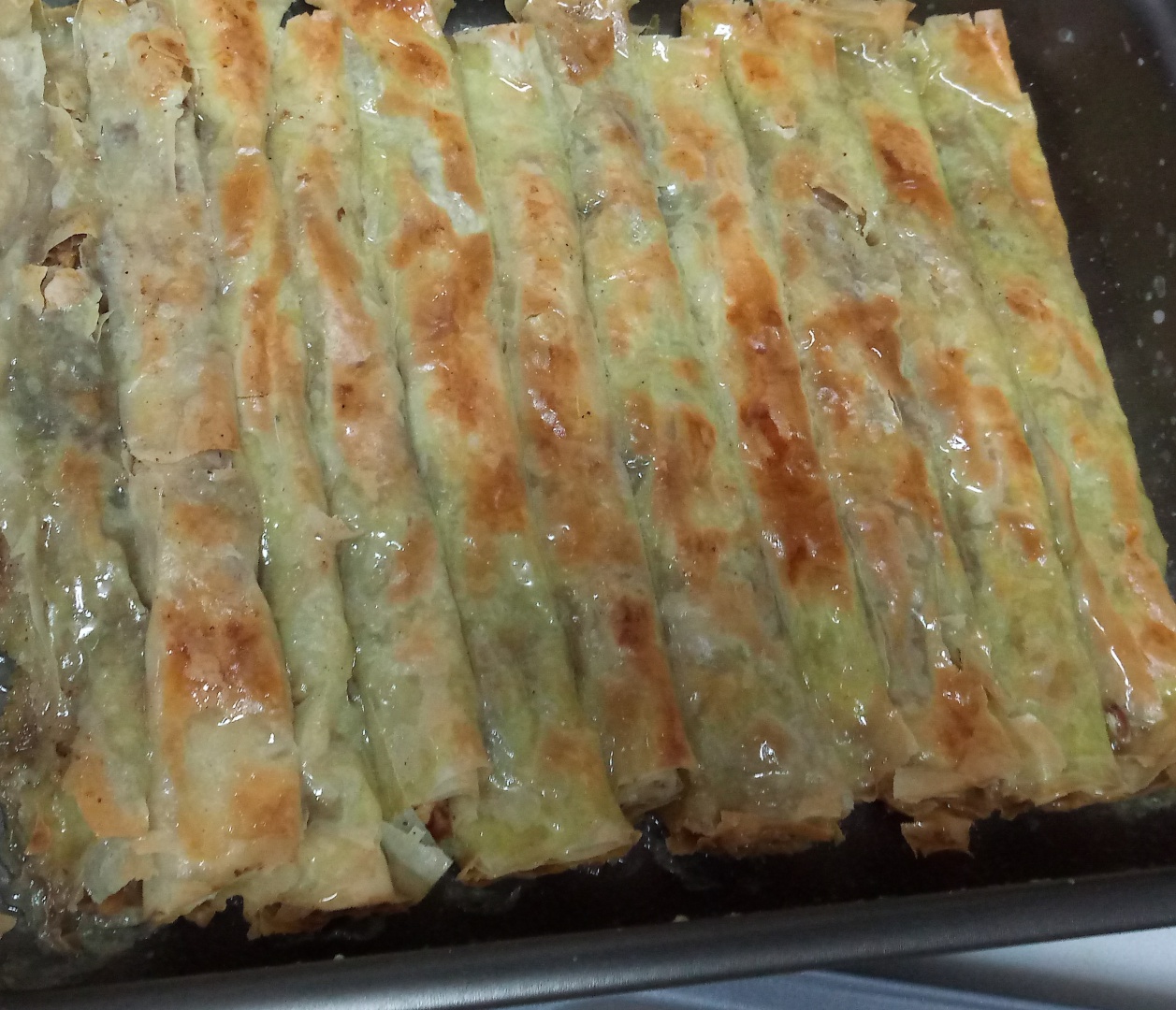 Kulaj -rulouri cu nuca si branza insiropate