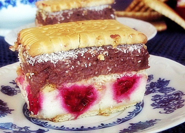 Prajitura cu biscuiti si crema de gris