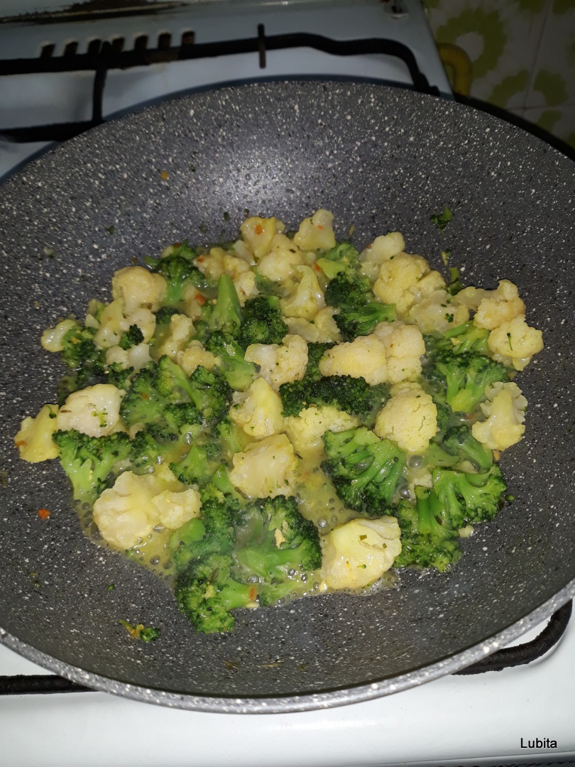 Pui la gratar cu garnitura de brocoli si conopida