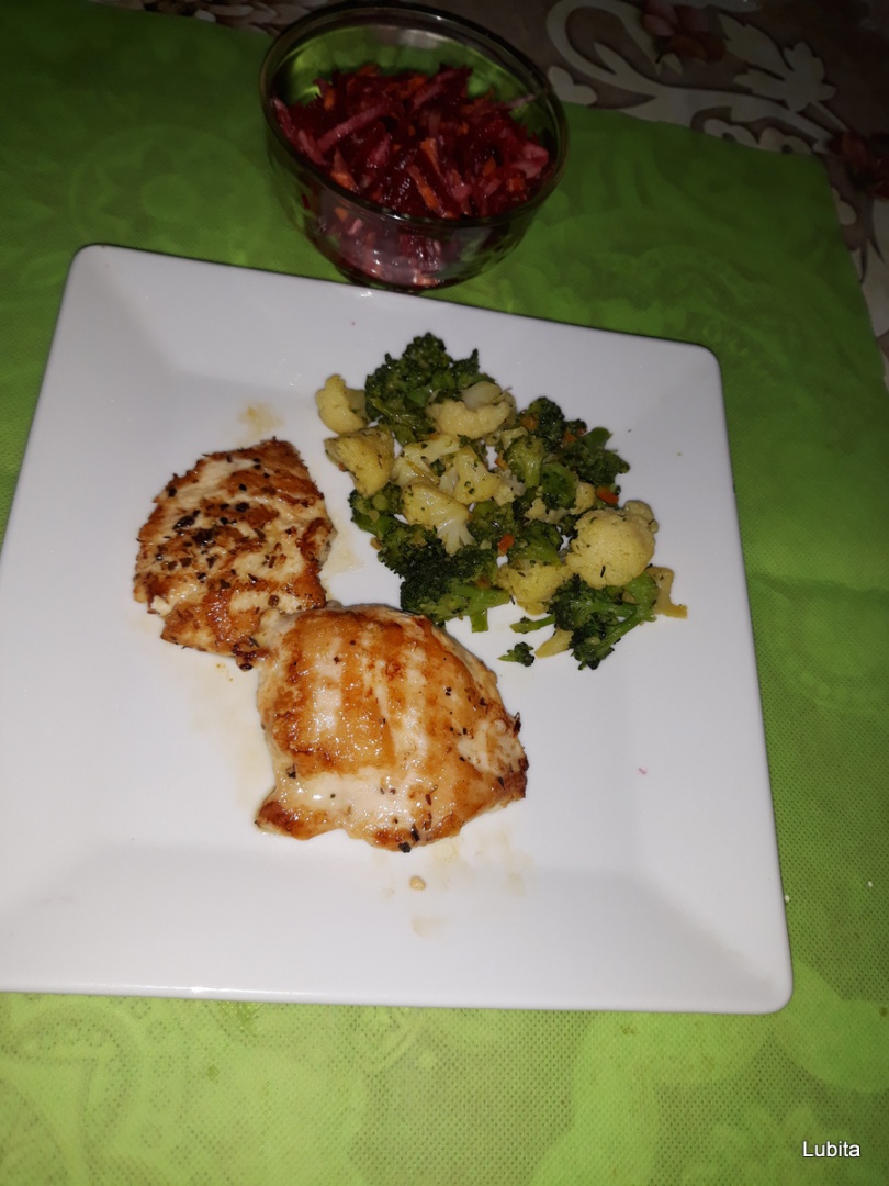 Pui la gratar cu garnitura de brocoli si conopida